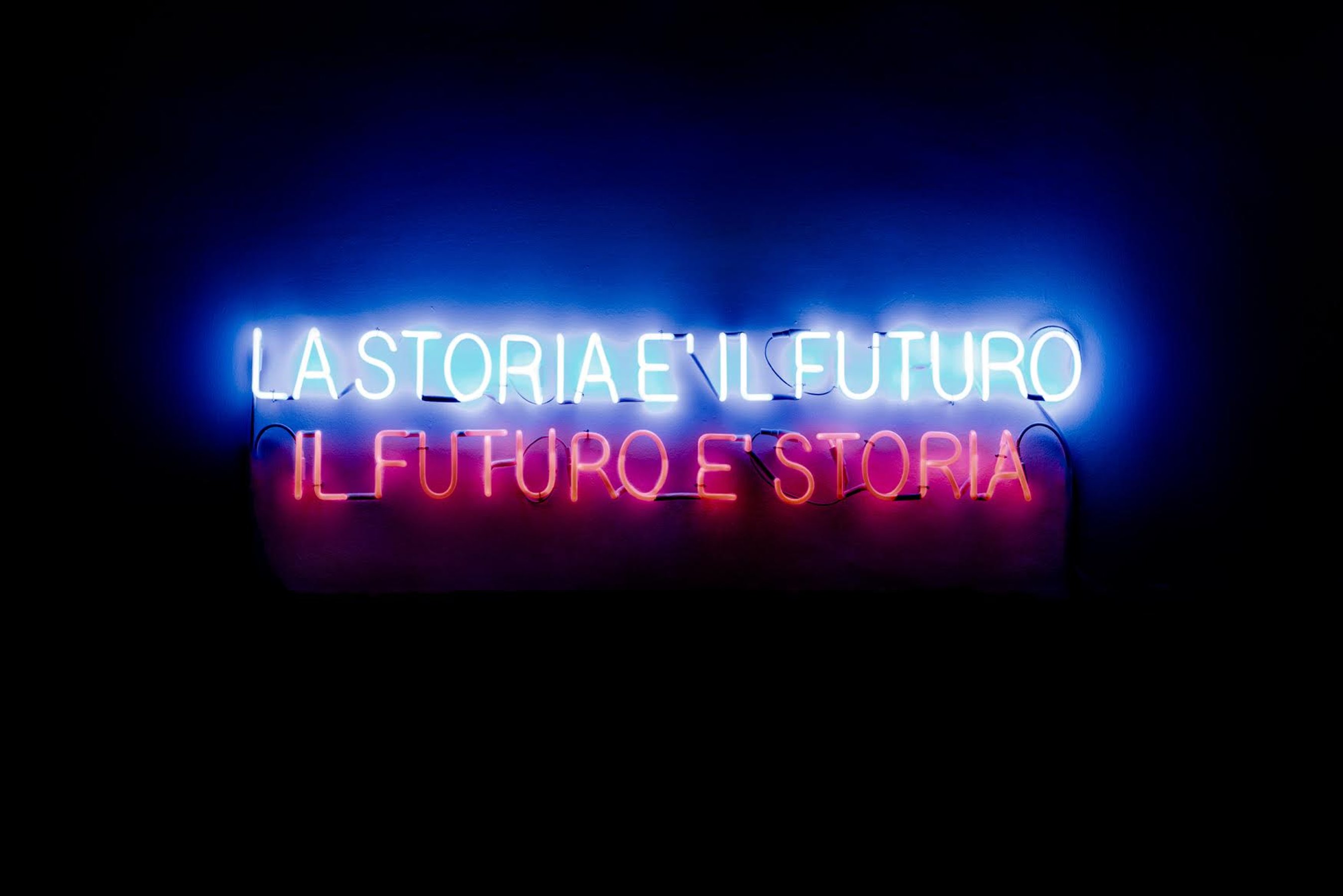 Uriel Orlow La storia è il futuro il futuro è storia, 2015 neon 150 × 15 cm;